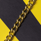 Eleganter BVB-Schmuckwimpel in Form einer goldenen Kette auf schwarzgelbem Hintergrund, ideal für Borussia Dortmund Fans.