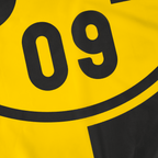 BVBの伝統的なチームカラーである黒と黄色を基調とし、印象的な「BVB 09」のロゴをあしらったBVBのヒスフラッグ。クラブの真のファンに最適です。