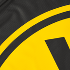 黒と黄色の配色で、大きなBVBのクラブロゴが入ったBVBの掲揚用旗の詳細写真。