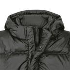 Gros plan sur une veste d'hiver noire pour femme du BVB, dotée d'une capuche et d'une fermeture éclair, idéale pour les journées froides.
