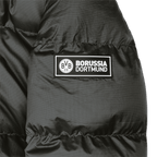Giacca invernale nera da donna del BVB con motivo trapuntato e logo BVB bianco sulla manica, ideale per i tifosi del Borussia Dortmund.