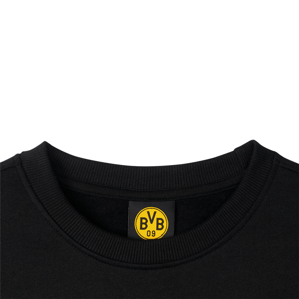 BVB CLUB黑色卫衣的特写镜头，后颈处可见醒目的黄色BVB标志。