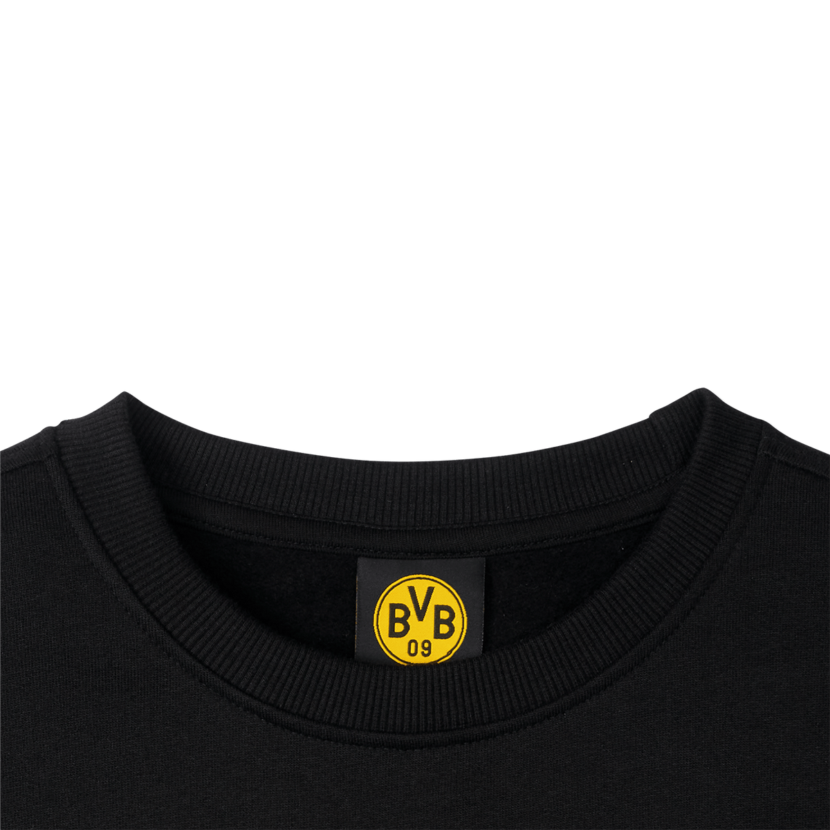 BVB CLUB黑色卫衣的特写镜头，后颈处可见醒目的黄色BVB标志。