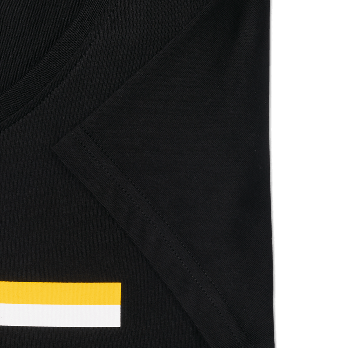 Nahaufnahme eines BVB-Damen-T-Shirts in schwarzgelb mit minimalistischem Design, geeignet als Fanartikel.