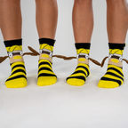 Chaussettes BVB au motif d'abeilles, rayées noir et jaune avec des détails 3D amusants, parfaites pour les fans du Borussia Dortmund et les enfants.