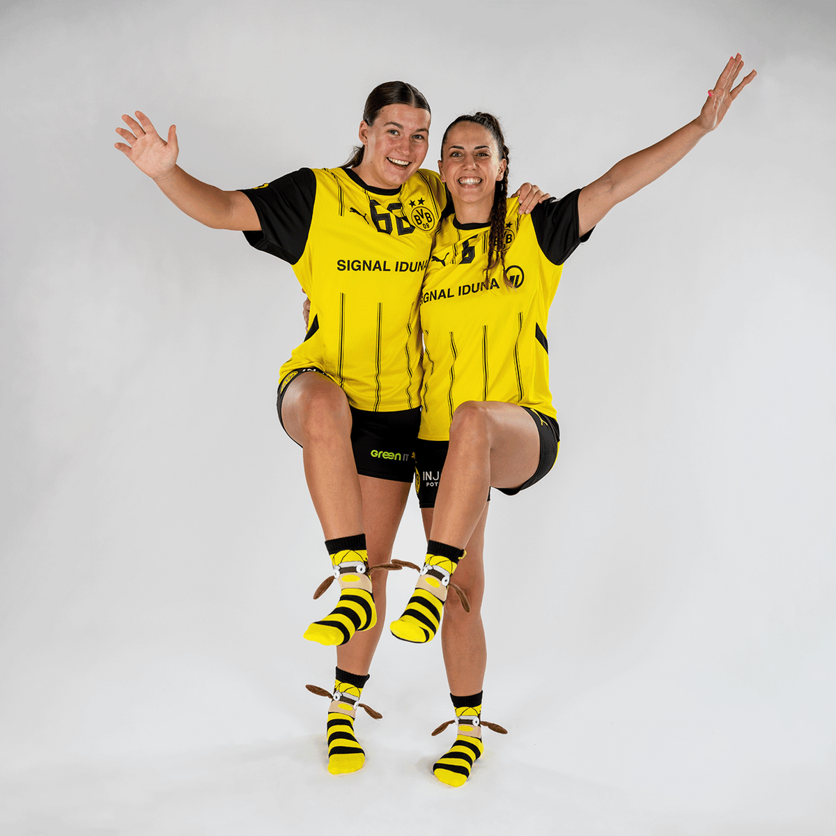 Chaussettes BVB « amicales » aux couleurs noir et jaune, ornées d’un motif d’abeilles et d’un détail amusant en forme d’ailes, idéales comme article de supporters.