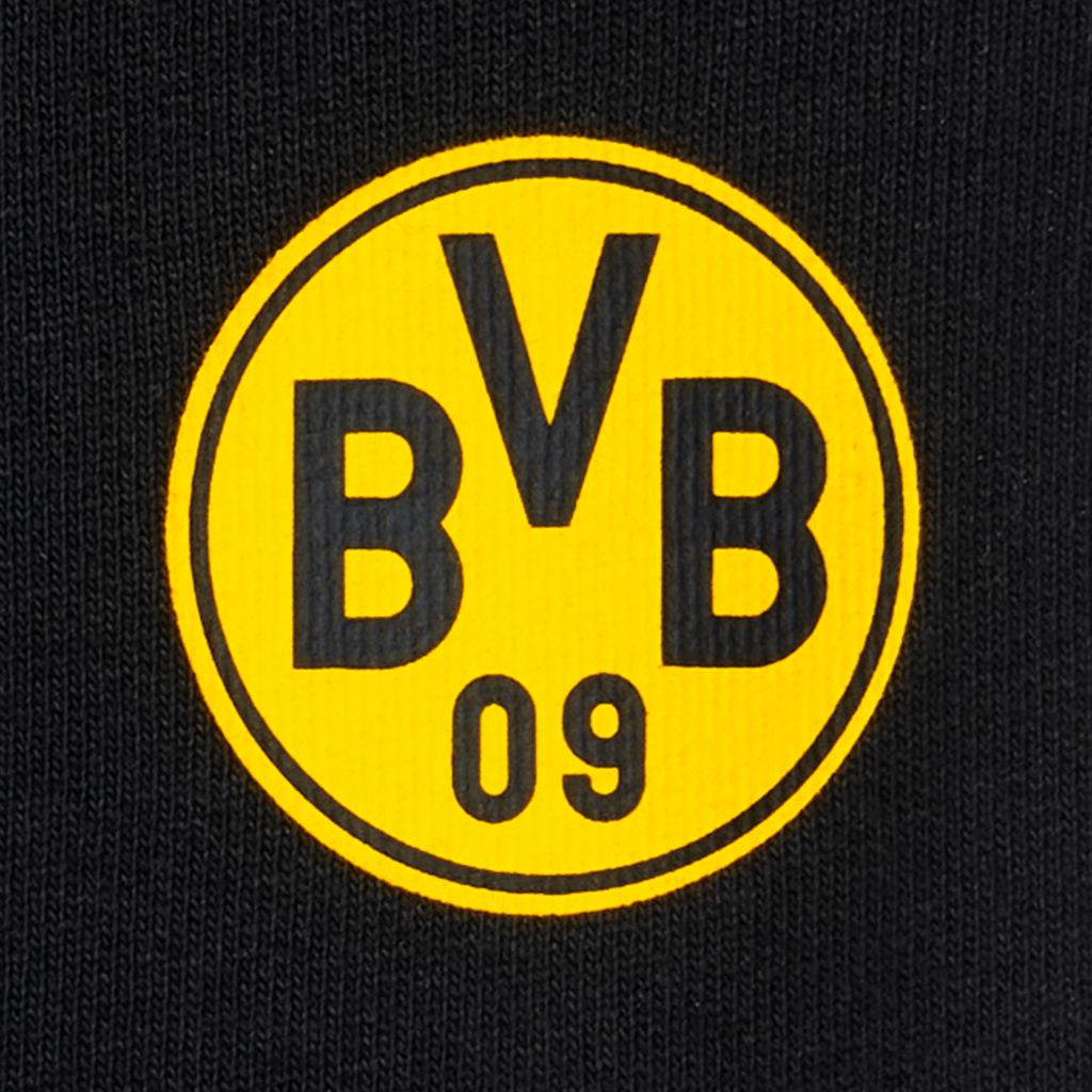 Close-up of the yellow BVB logo with the inscription "BVB 09" on a black-and-yellow background, on children's sportswear.