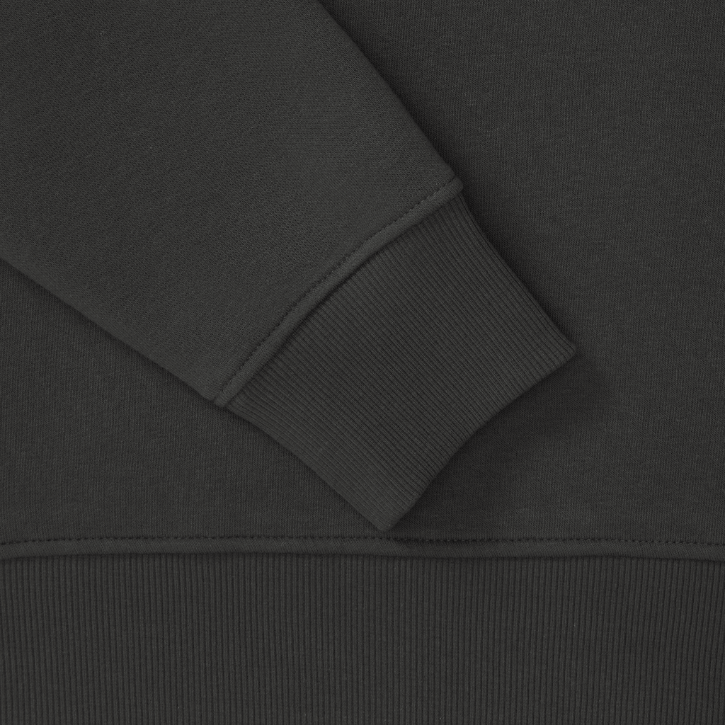 Vista detallada de una sudadera gris de cuello redondo para mujer del BVB, en la que se aprecian de cerca la manga y el dobladillo acanalado.