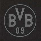 Detailaufnahme eines schwarzen BVB 09-Logos auf einer schwarzen Übergangsjacke.