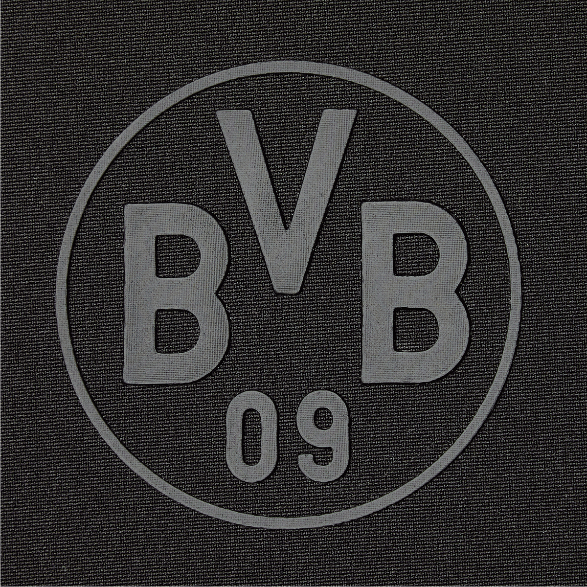 Detailaufnahme eines schwarzen BVB 09-Logos auf einer schwarzen Übergangsjacke.