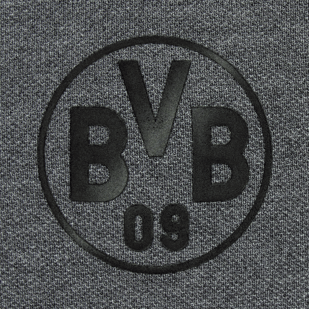 Das graue BVB-Poloshirt zeigt ein dezentes schwarzes BVB-Logo auf der Vorderseite und ist ein stilvoller Fanartikel für Fans von Borussia Dortmund.
