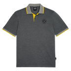 Graues BVB-Poloshirt mit gelben Akzenten am Kragen und an den Ärmeln, sowie BVB-Emblem auf der Brust. Perfekt für Fans von Borussia Dortmund.