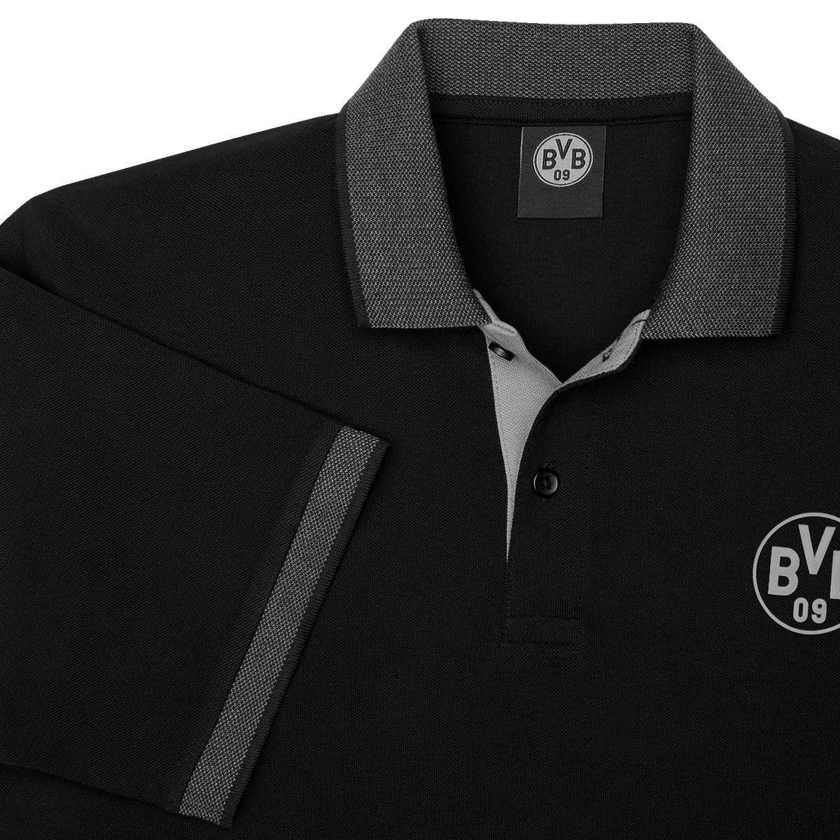 Detailaufnahme eines schwarzen BVB-Poloshirts mit grauem Kragen und BVB-Logo auf der Brust, ideal als Freizeitkleidung für Fans.