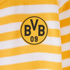黒と黄色のBVBロゴが入ったストライプ柄のBVBベビーボディスーツのクローズアップ写真。ボルシア・ドルトムントの小さなファンにぴったりです。