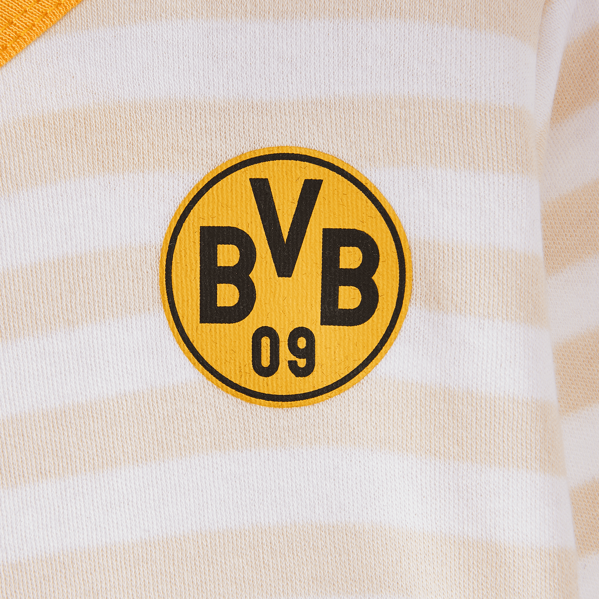白とベージュのストライプ柄のベビーボディスーツ。ディテールには黒と黄色のBVBロゴがあしらわれています。