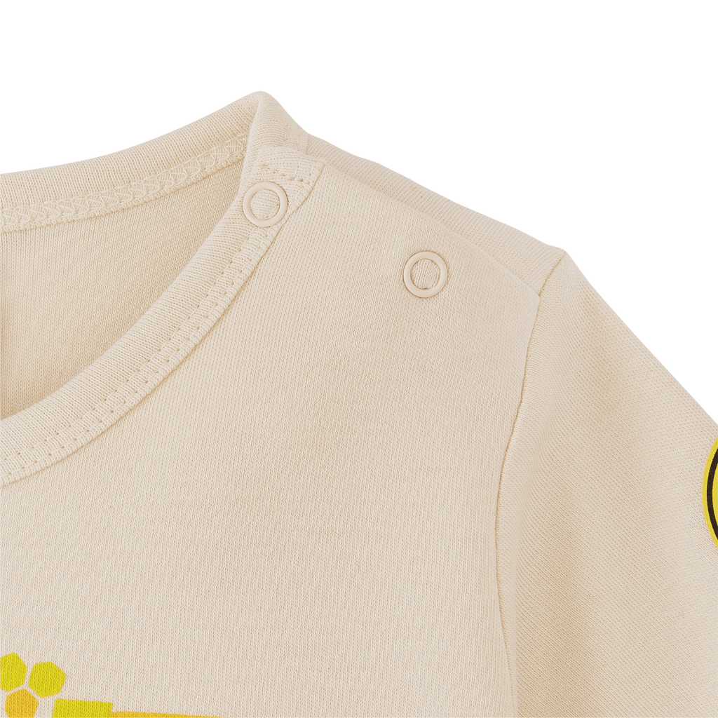 Maglietta beige del BVB per neonati e bambini piccoli con la scritta “Save the bees”, logo BVB nero e giallo, tessuto sostenibile e pratici bottoni a pressione sulla spalla.