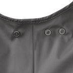 Pantalon de pluie noir du BVB pour bébés et jeunes enfants, matière hydrofuge, gros plan sur les boutons-pression.