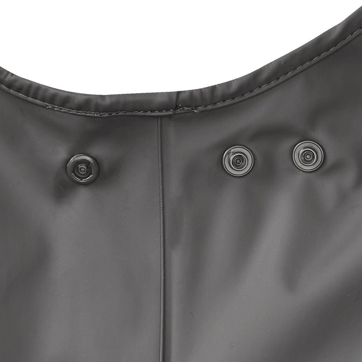 Pantalon de pluie noir du BVB pour bébés et jeunes enfants, matière hydrofuge, gros plan sur les boutons-pression.