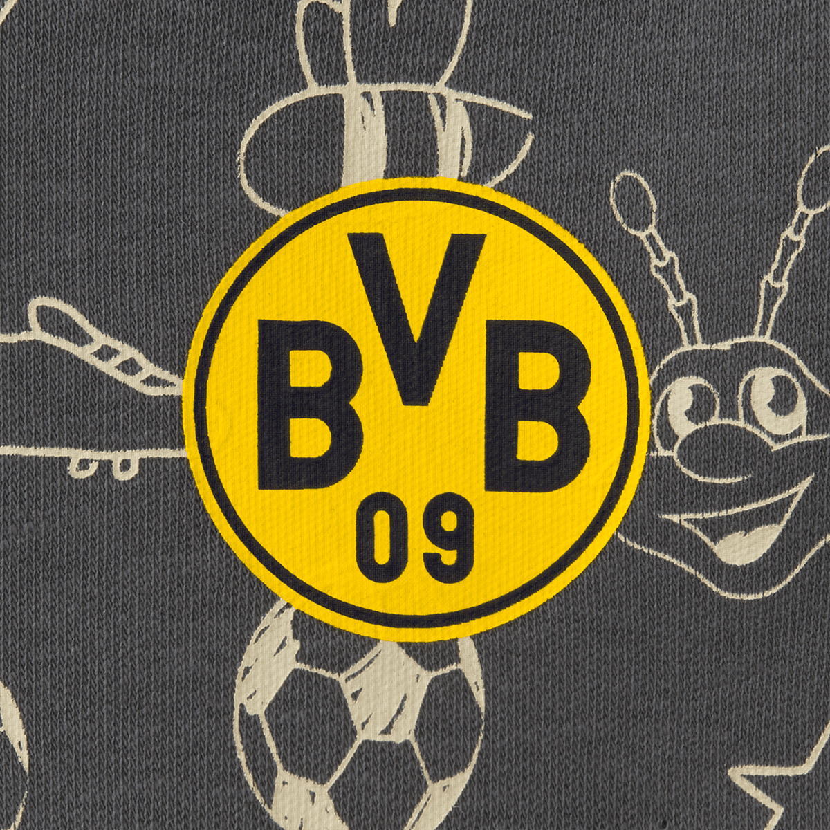 BVBのプリント、黒と黄色のBVBロゴ、サッカーのモチーフが入ったダークグレーのベビーボディスーツのクローズアップ写真。