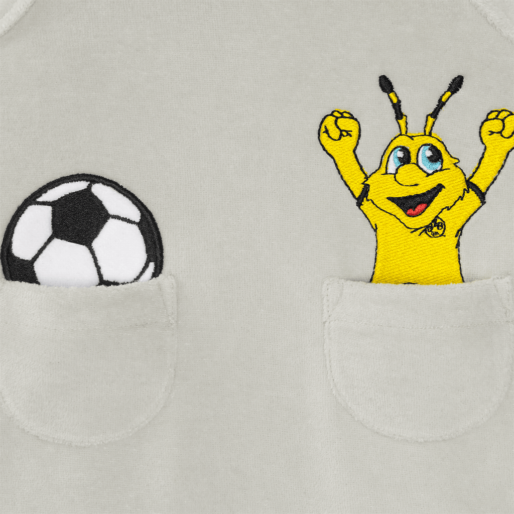 Das BVB Baby Longsleeve-Niki-Set mit einem gestickten EMMA- und Fußball-Motiv in den Taschen auf grauem Stoff, ideal für kleine Borussia Dortmund Fans.