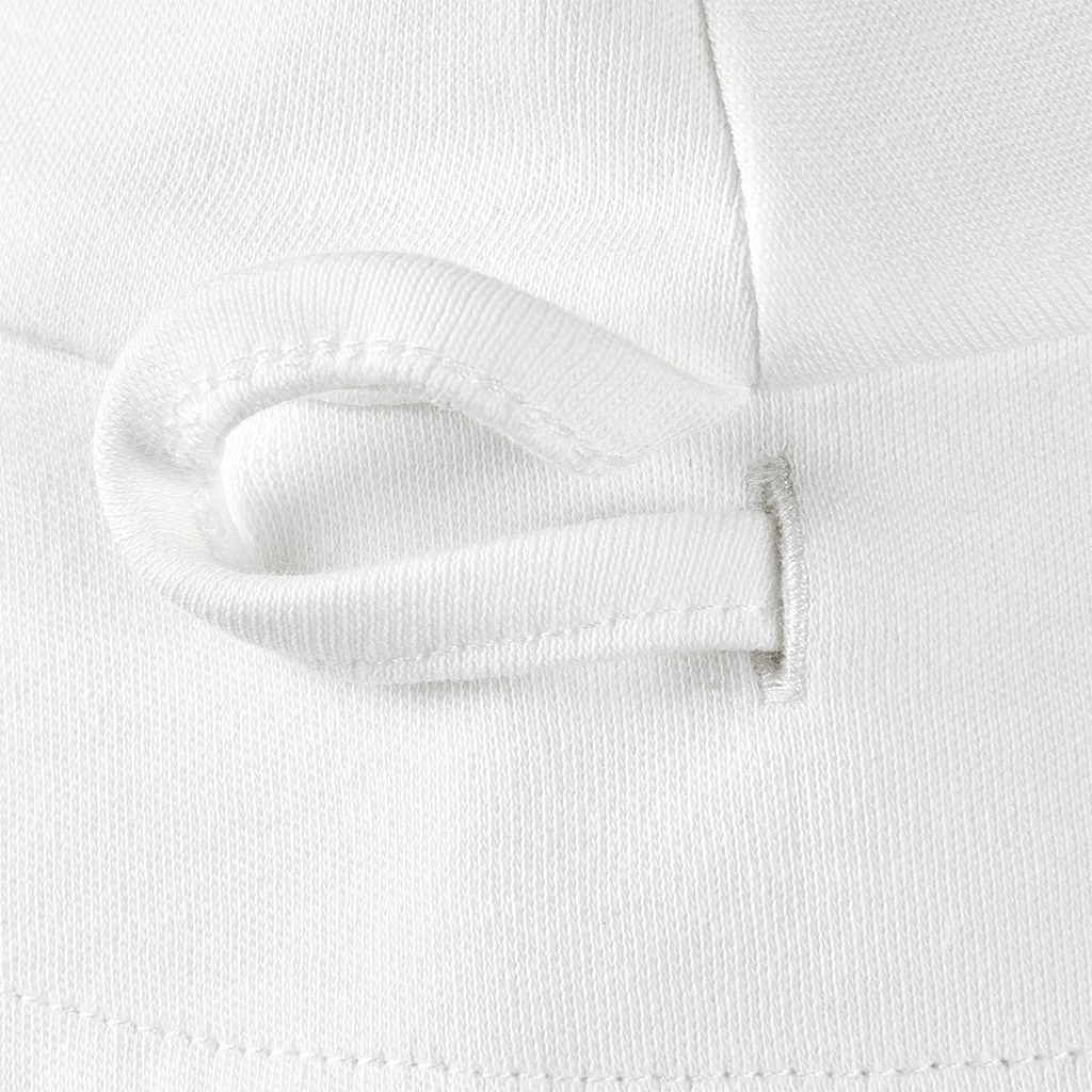 Primo piano di un cappellino bianco reversibile per neonati del BVB in tessuto, con finiture curate nei minimi dettagli.