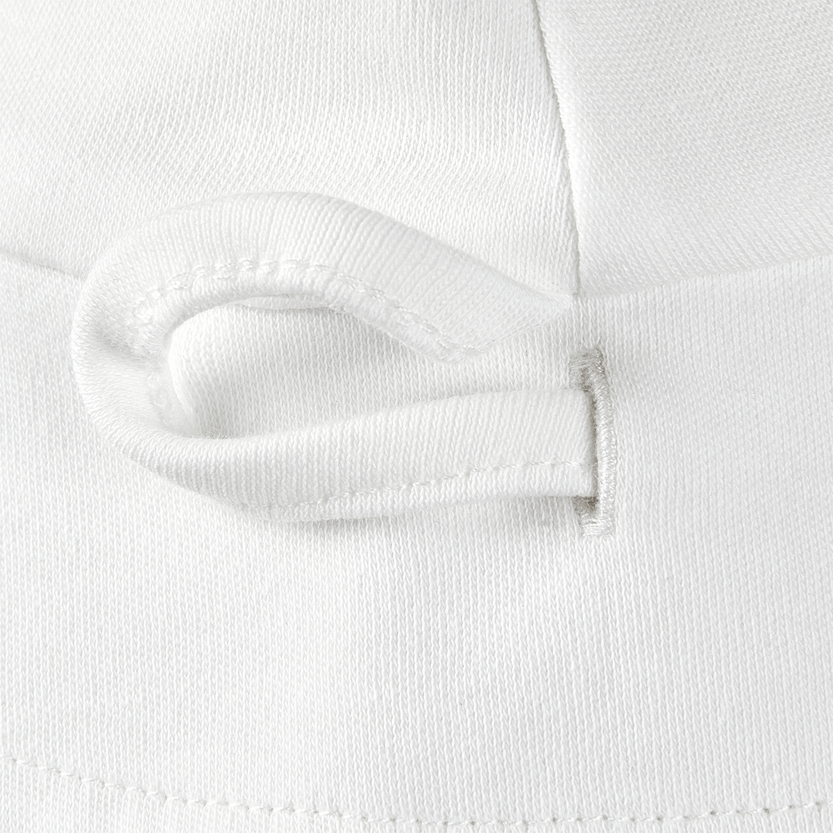 Primo piano di un cappellino bianco reversibile per neonati del BVB in tessuto, con finiture curate nei minimi dettagli.