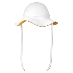 La casquette réversible blanche du BVB pour bébés, avec son intérieur noir et jaune et ses cordons de fixation, est un accessoire élégant pour les petits supporters du BVB.