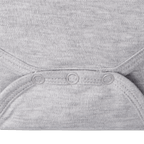 Detalle de un body gris para bebé con prácticos botones a presión, producto oficial del BVB.