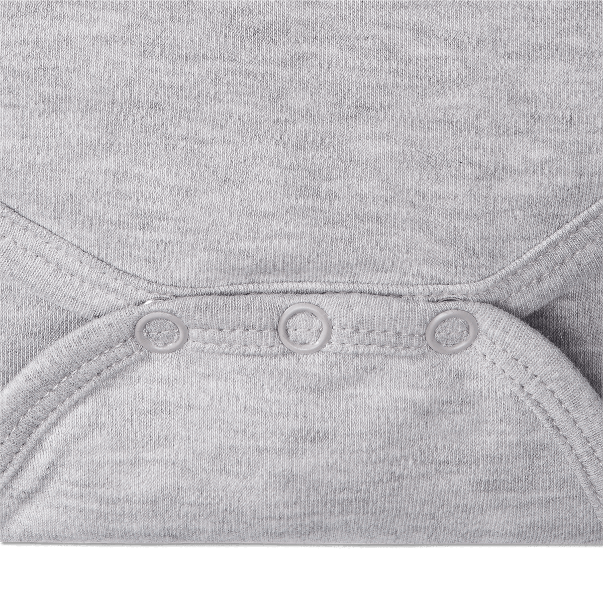 Detalle de un body gris para bebé con prácticos botones a presión, producto oficial del BVB.