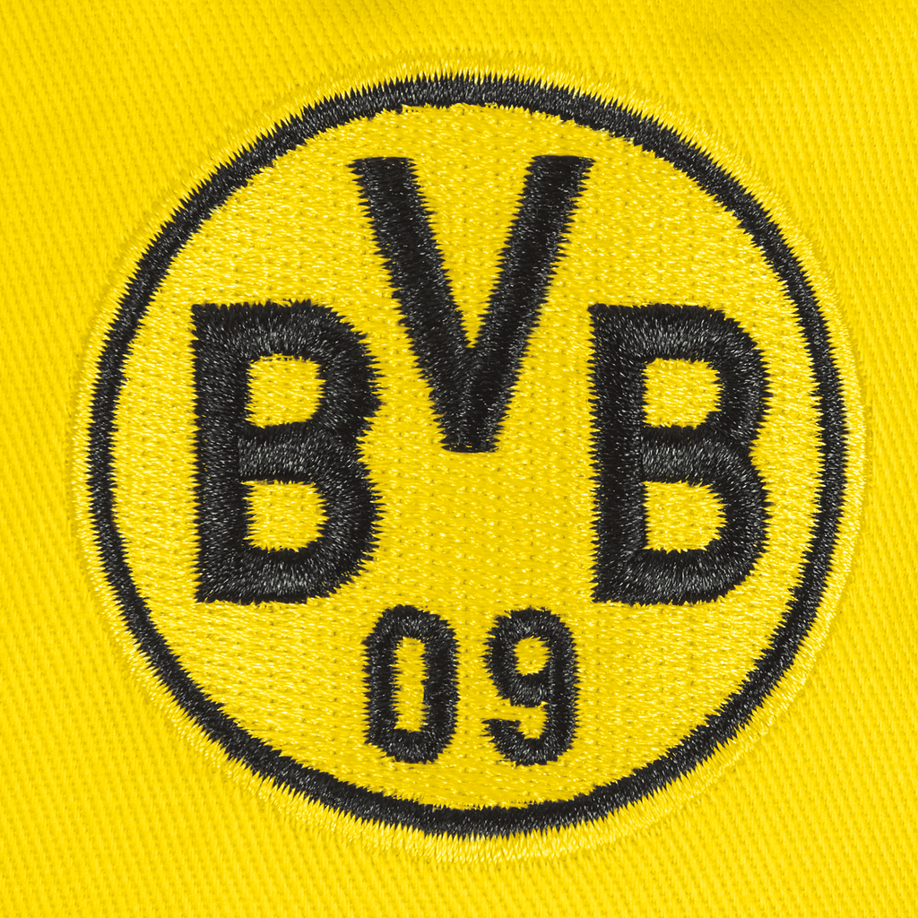 Primer plano del logotipo del BVB bordado sobre un fondo amarillo, ideal para los aficionados al fútbol y los seguidores del Borussia Dortmund.