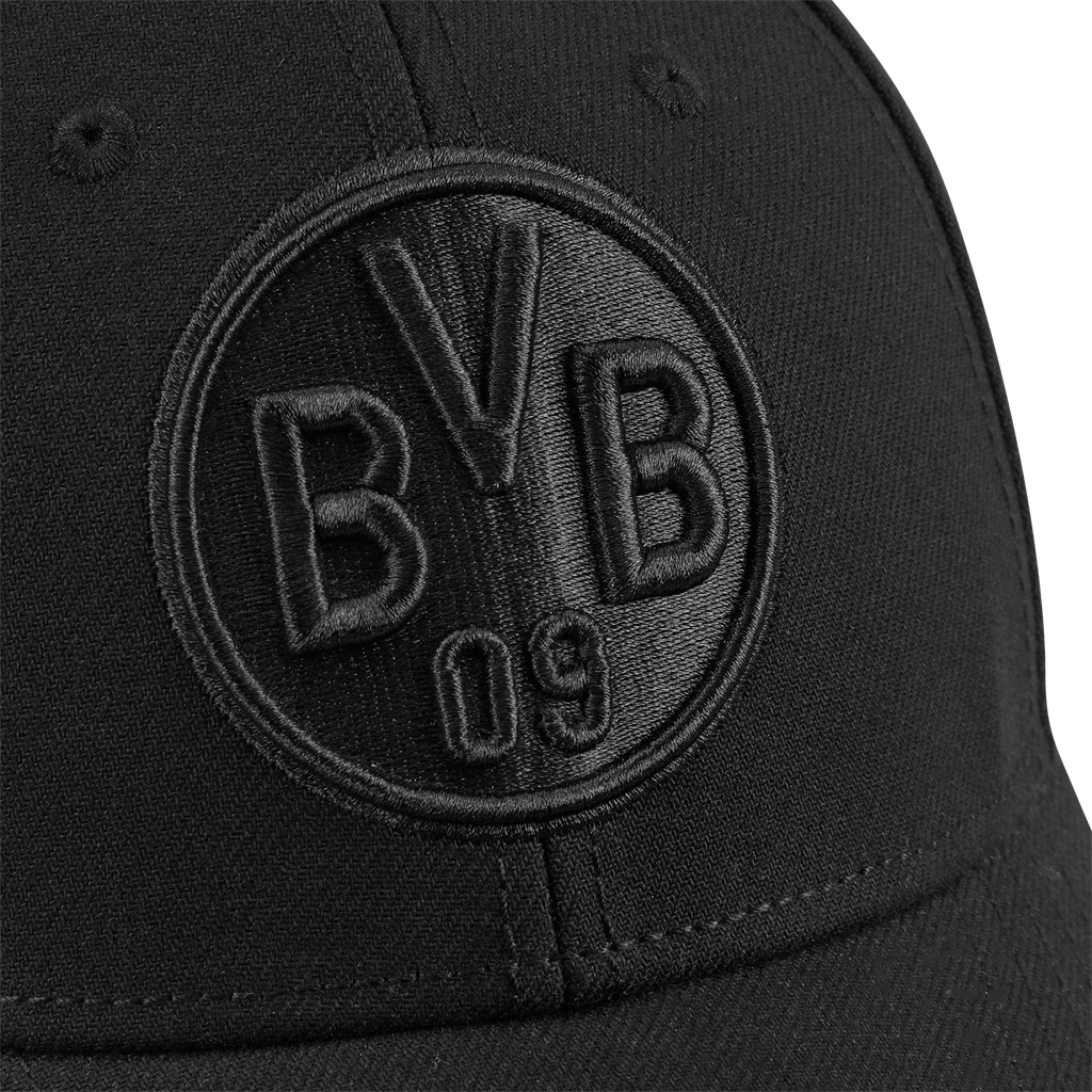 Casquette noire du BVB avec un logo noir brodé sur le devant. Un article de supporters du Borussia Dortmund au design sobre.