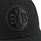 Casquette noire du BVB avec un logo noir brodé sur le devant. Un article de supporters du Borussia Dortmund au design sobre.