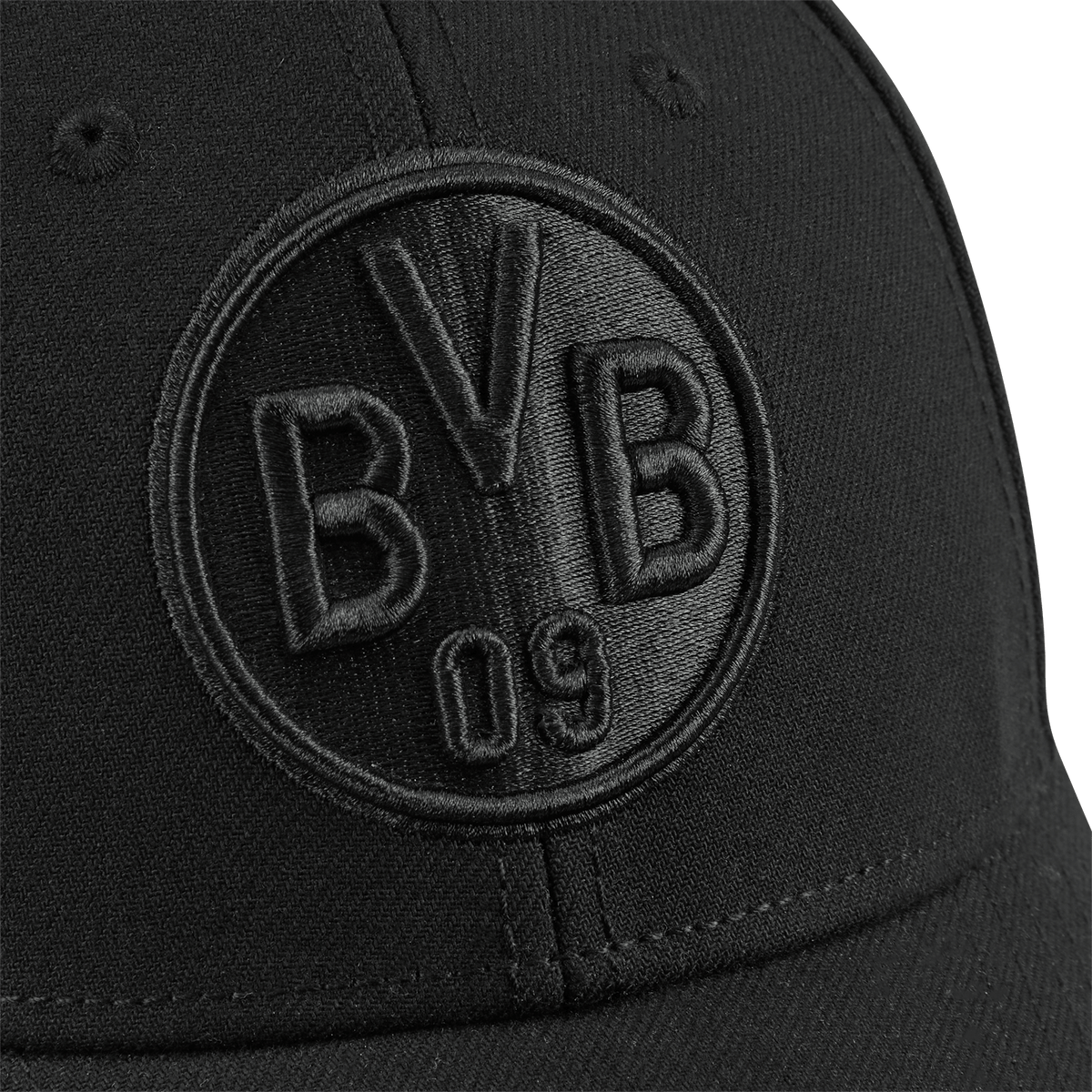 Cappellino nero del BVB con logo nero ricamato sulla parte anteriore. Un articolo per i tifosi del Borussia Dortmund dal design sobrio.