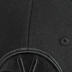 Vue détaillée d'une casquette noire du BVB avec le logo BVB brodé. Produit officiel du Borussia Dortmund.