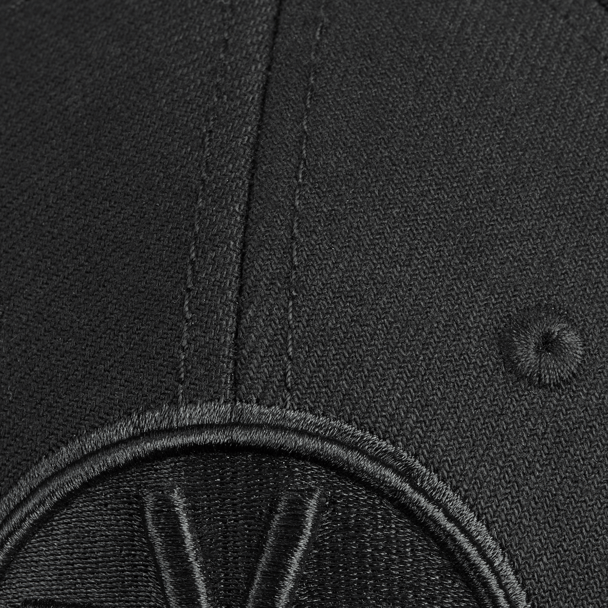 Vue détaillée d'une casquette noire du BVB avec le logo BVB brodé. Produit officiel du Borussia Dortmund.