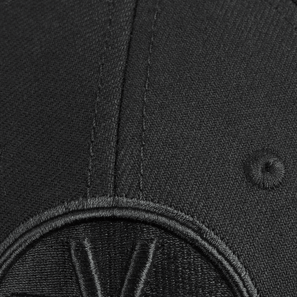 Gorra negra del BVB con el logotipo del BVB bordado, vista detallada. Producto oficial del Borussia Dortmund.