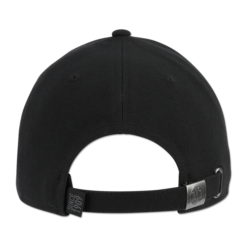 Vue arrière d'une casquette noire du BVB dotée d'une fermeture réglable, d'une boucle métallique et de l'inscription « Since 1909 », un design élégant pour les fans du BVB.