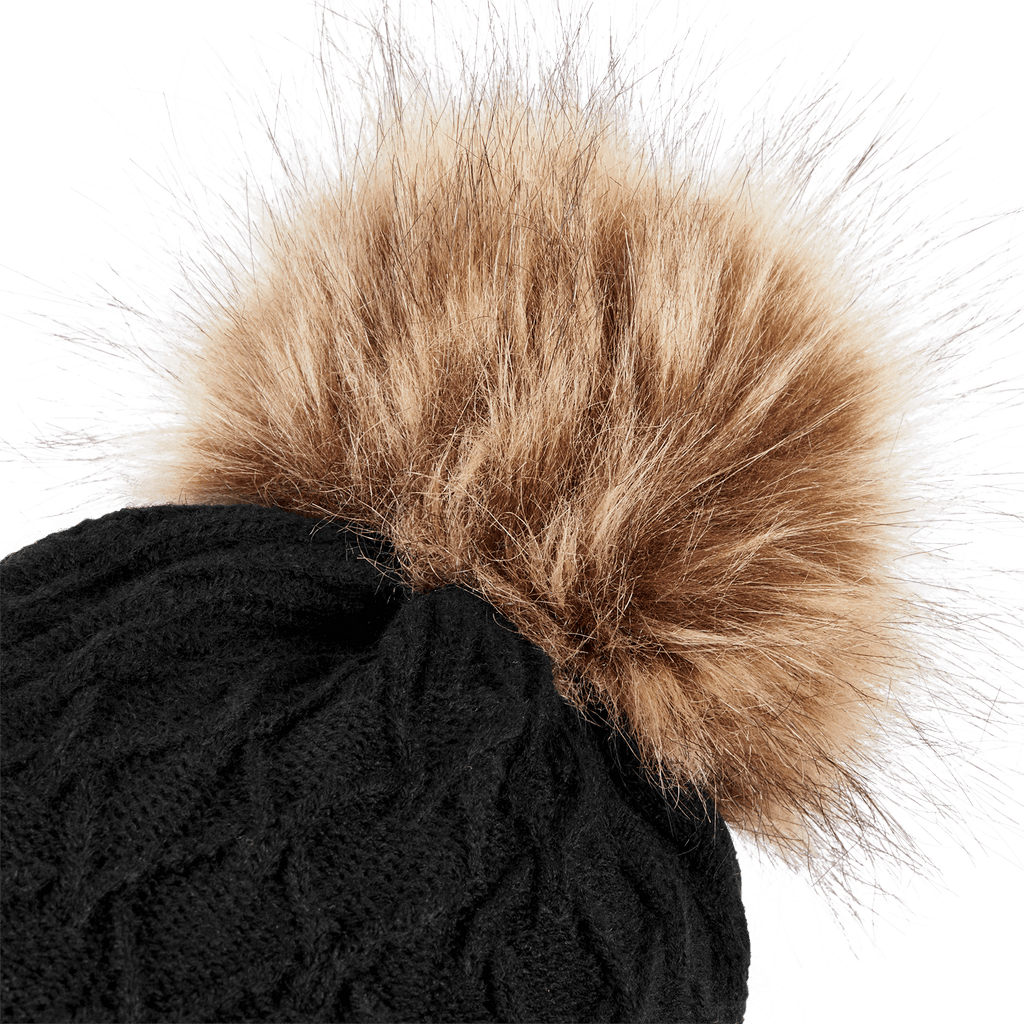 Detailansicht einer schwarzen BVB-Bommelmütze für Damen mit braunem flauschigem Bommel.