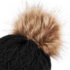 Detailansicht einer schwarzen BVB-Bommelmütze für Damen mit braunem flauschigem Bommel.