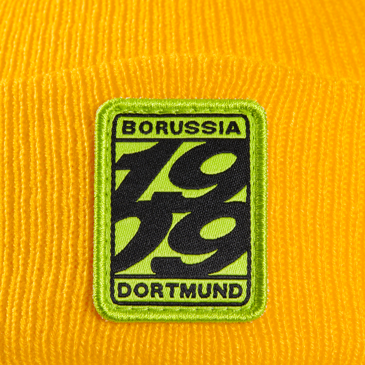 Berretto giallo del BVB con il logo del Borussia Dortmund in nero e verde neon, con l'anno 1909, un accessorio alla moda per i tifosi.