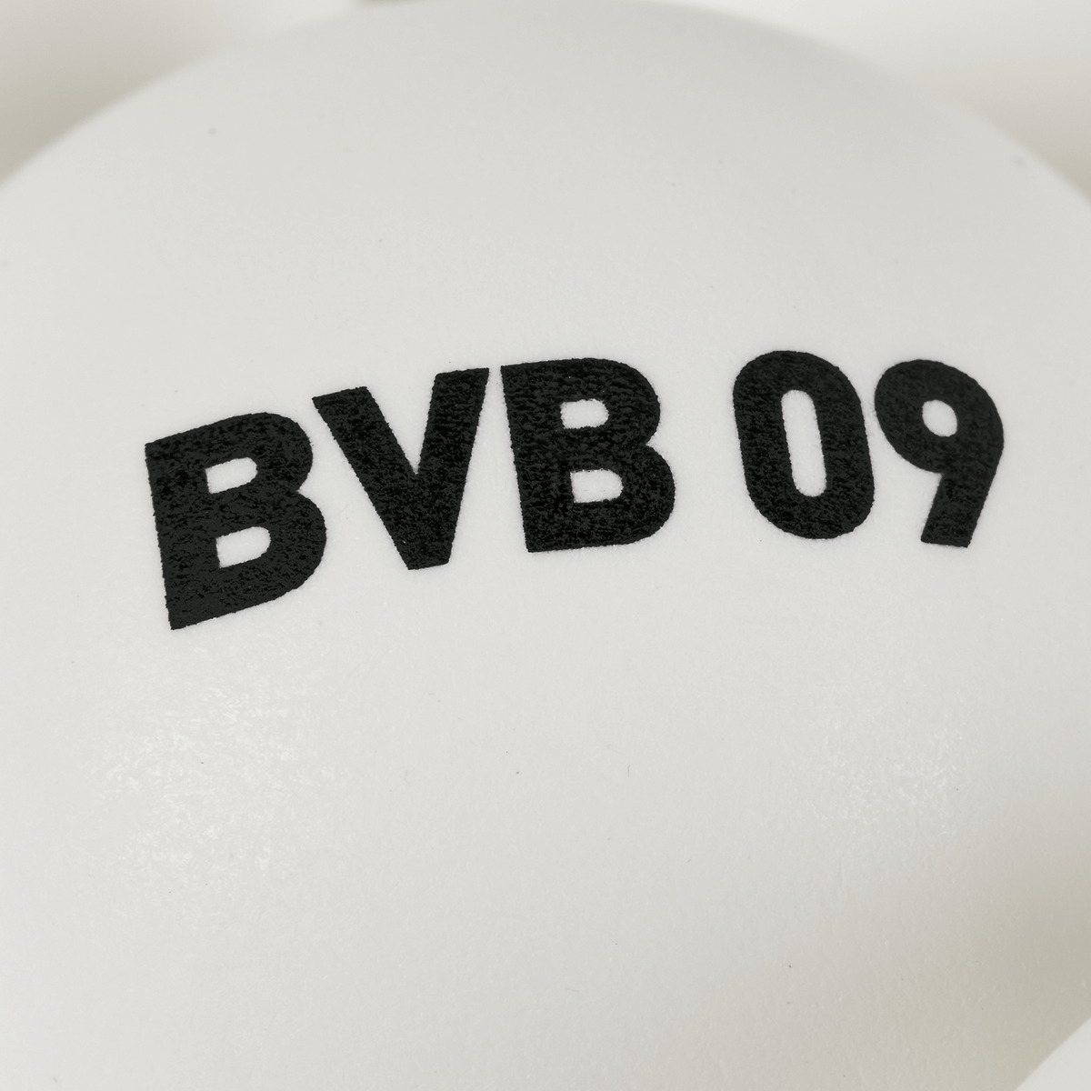 一套6个白色乒乓球，球上印有黑色字样“BVB 09”，是多特蒙德足球俱乐部官方授权的球迷商品。