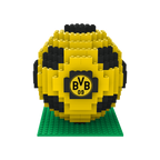 BVB-09のロゴが入ったブロックで作られた、黒と黄色のBVBサッカーボール。緑色のブロックの台座の上に飾られています。