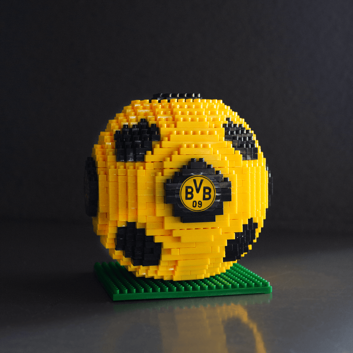 BVBのロゴが入った黒と黄色の3D BVBサッカー模型キット。ボルシア・ドルトムントのファンや模型愛好家に最適です。