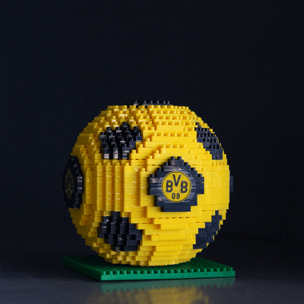 BVBのサッカー模型。ブラック＆イエローのデザインにBVB-09のロゴが入っており、ファンやコレクターに最適です。