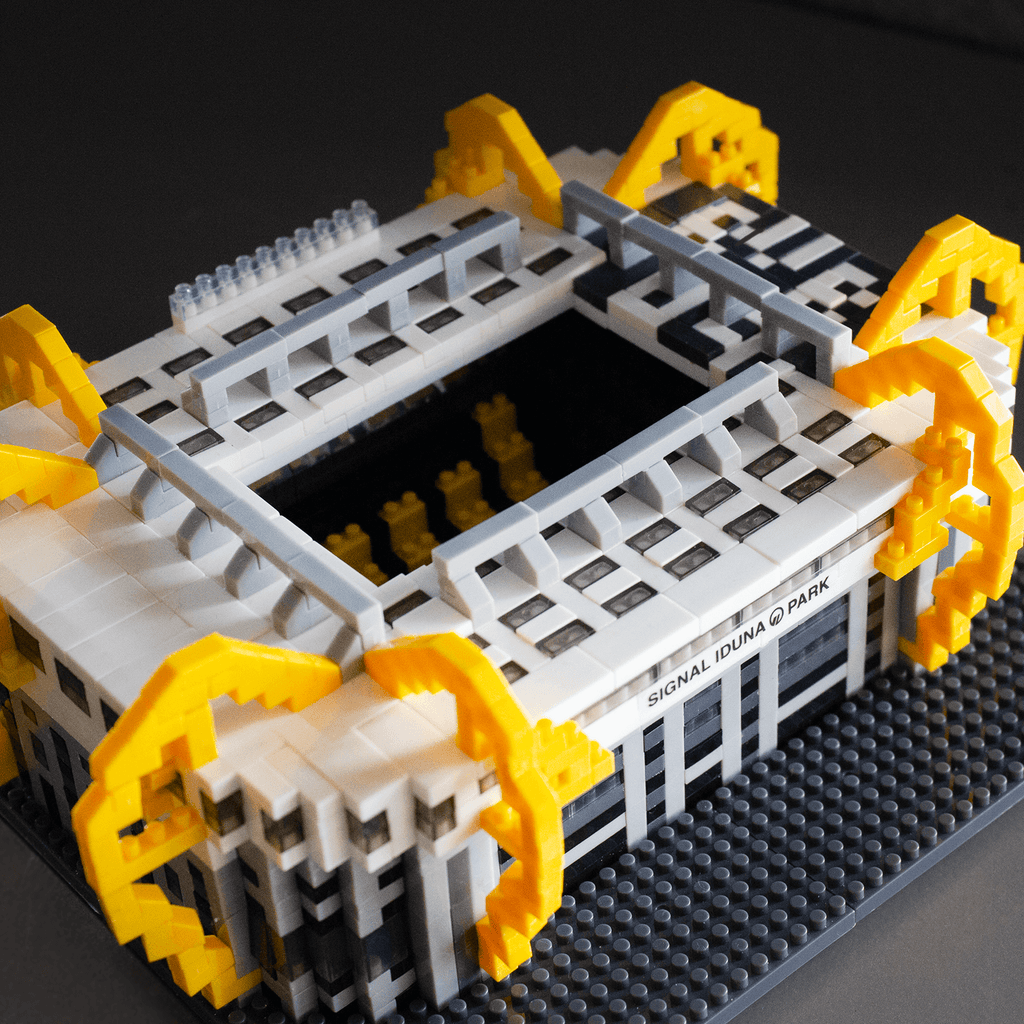 Maquette du SIGNAL IDUNA PARK aux couleurs du Borussia Dortmund, avec une palette de couleurs noir et jaune et une toiture jaune, photographiée en perspective.