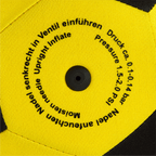 Balón de fútbol del BVB en colores negro y amarillo, fabricado en neopreno, con válvula visible y detalles de rotulación en primer plano.