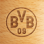 木製の表面に彫り込まれた丸いBVBのロゴ。木目がはっきりと見えるクローズアップ写真。