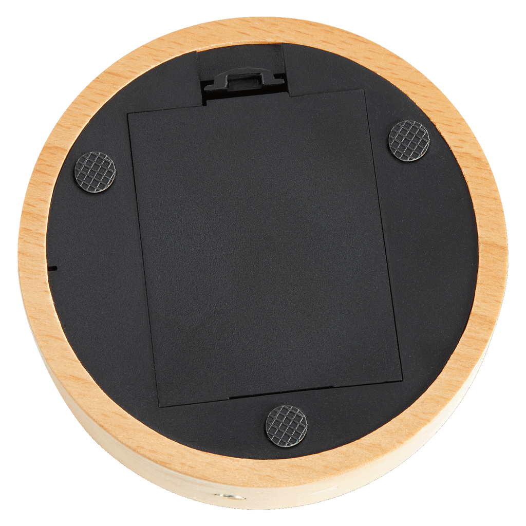 Photo de la face inférieure d'une lampe LED ronde BVB dotée d'un cadre en bois marron clair, d'un compartiment à piles noir et de pieds antidérapants.