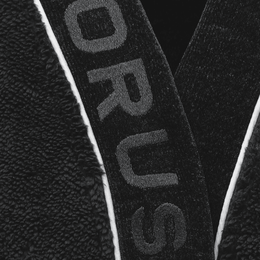 Albornoz del BVB para hombre en negro y amarillo con el logotipo del Borussia Dortmund bien visible, confeccionado en un tejido suave, ideal para los aficionados del club.
