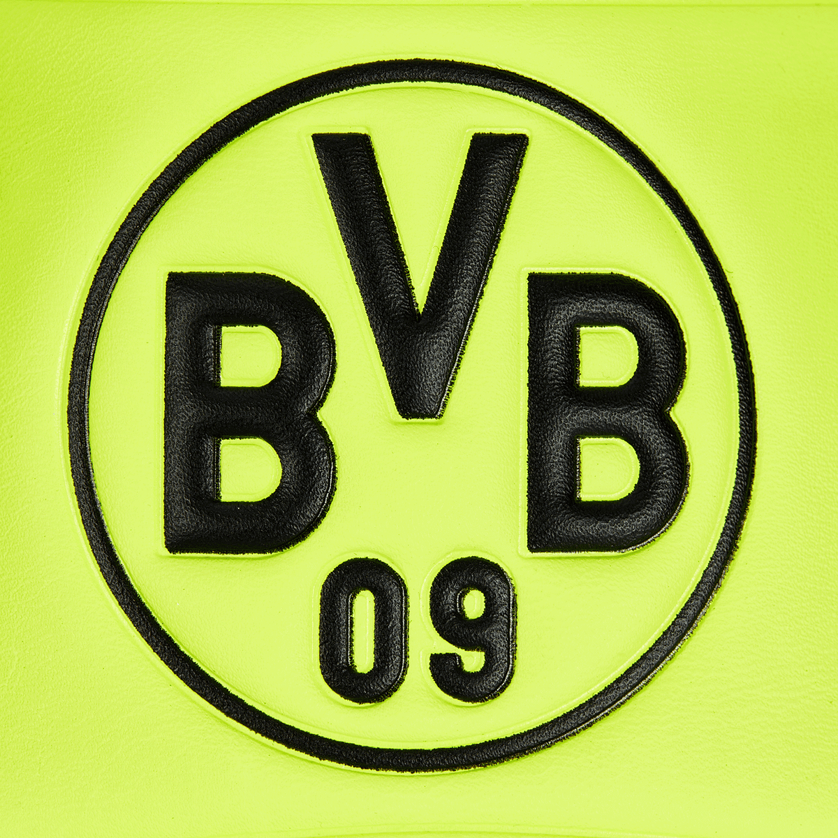 Gros plan sur une tong de bain du BVB aux couleurs fluo, avec un logo noir.